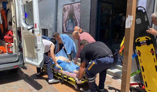 Hamamda düşerek başını çarpan 70 yaşındaki adam ambulansta hayata döndürüldü