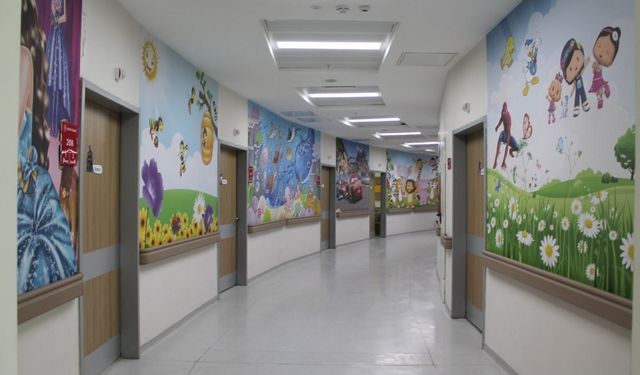 Hasta çocukları çocuk servisi duvarlarındaki kocaman çizgi film karakterleri karşılıyor