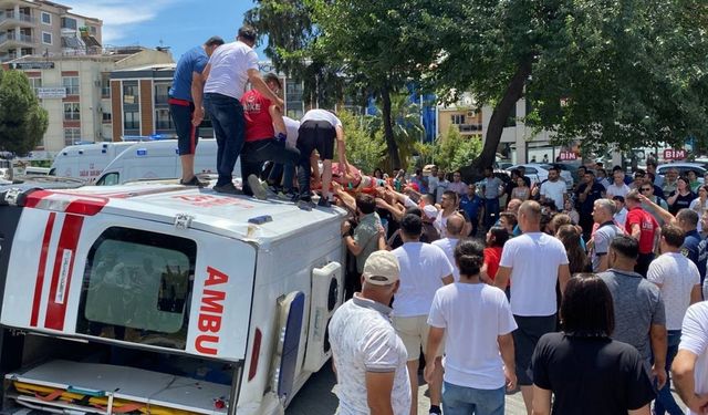 Hasta taşıyan ambulans devrildi: 4 yaralı