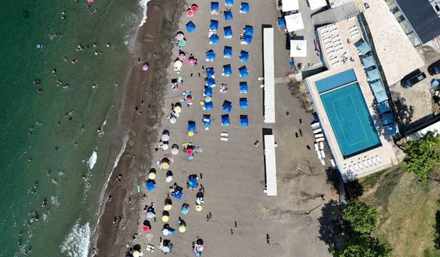 Havuzu ve plajı tatilcileri ağırlıyor