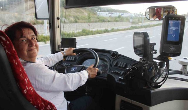 Hayali olan koltuğa kavuşan enkaz kentin tek kadın otobüs şoförü, 8 yıldır mesleğini severek yapıyor