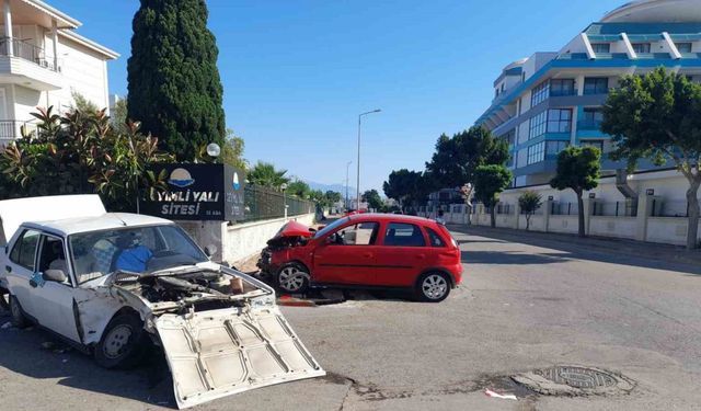 İki otomobil kafa kafaya çarpıştı: 2 yaralı