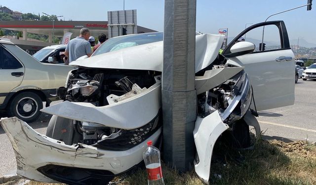 İki otomobilin çarpıştığı kaza anı araç kamerasına yansıdı: 4 yaralı