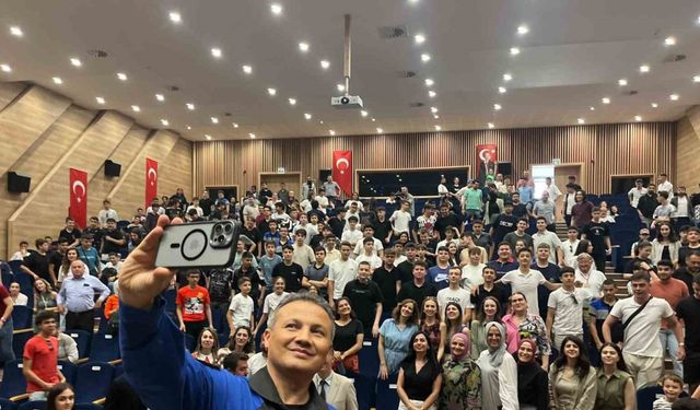 İlk Türk astronotu Alper Gezeravcı Eskişehir’de öğrencilerle buluştu