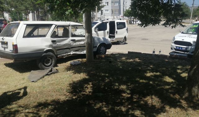 Isparta’da otomobil ve ticari araç çarpıştı: 3 yaralı