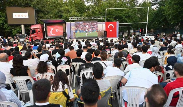 Isparta’da vatandaşlar milli maç heyecanını dev ekrandan takip etti