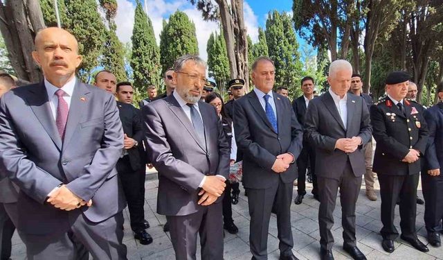 İstanbul Valisi Davut Gül, Edirnekapı Şehitliği’ni ziyareti