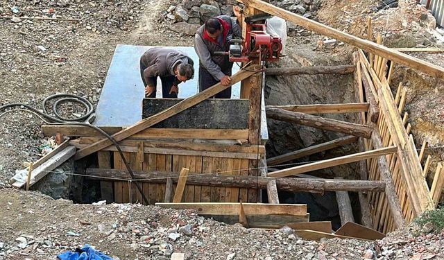 İstanbul’da nefes kesen kurtarma operasyonu kamerada: Kazanla zemine çakılan işçiyi itfaiye kurtardı