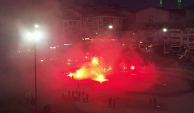 İstanbul’da taraftar grubu havai fişekli kutlama yaptı, ev ve ormanda yangın çıktı