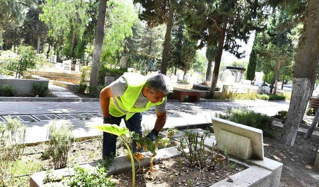 İzmir’de bayram öncesi mezarlıklar için özel bakım