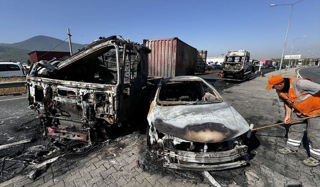 İzmir’de kaza yapan 3 araç yanarak küle döndü: 6 yaralı