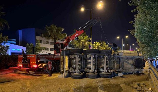 İzmir’de lastikleri patlayan hafriyat kamyonunun dorsesi devrildi