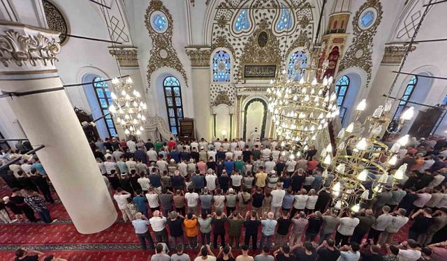 İzmirliler bayram namazı için camilere akın etti