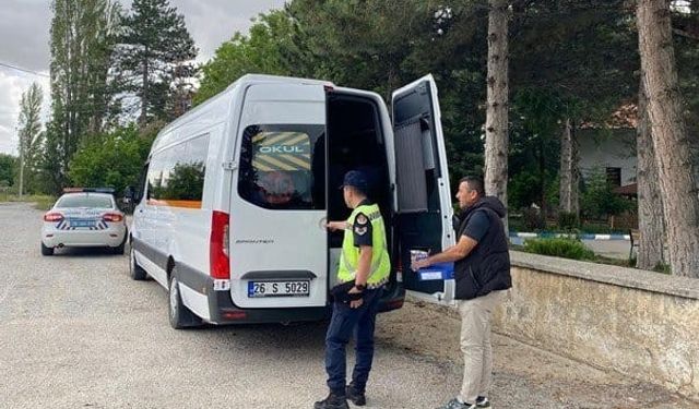 Jandarma 11 okul servis aracı sürücüsüne toplamda 25 bin 55 TL para cezası kesti