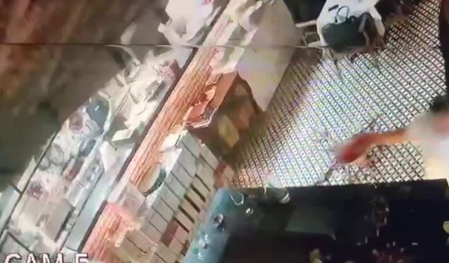 Kadıköy’de restoran tavanının çökme anı kamerada