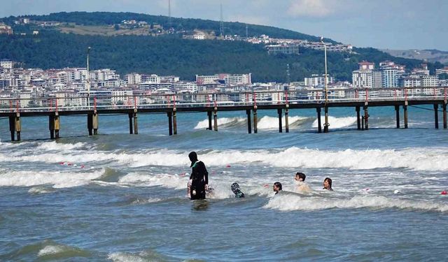 Karadeniz’de 4 kişi boğulma tehlikesi geçirdi