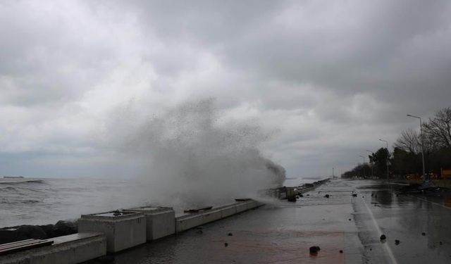Karadeniz’de ’yüksek dalga’ uyarısı: "Denize girmeyin"