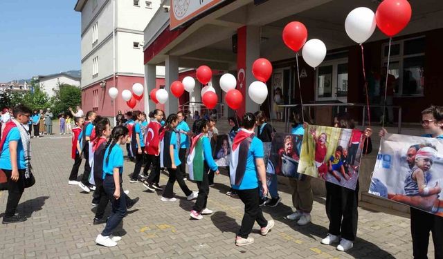 Karnelerini alan öğrenciler, Filistin’de ölen çocuklar için gökyüzüne balon bıraktı