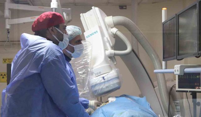 Kasıktan girilerek yapılan operasyonla beynindeki ‘anevrizma baloncuklarından’ kurtuldu