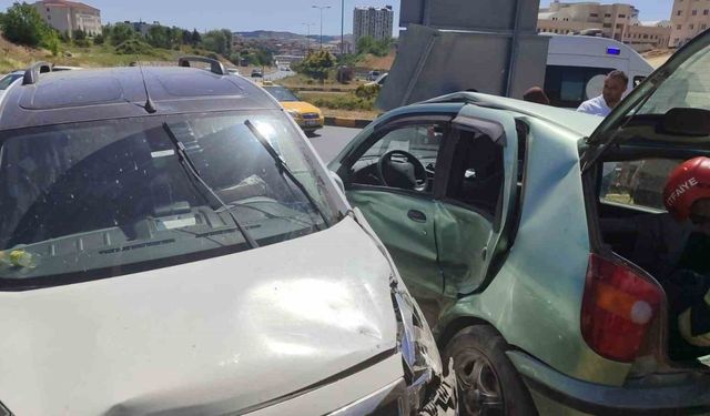 Kastamonu’da kamyonet ile otomobil çarpıştı: 3 yaralı