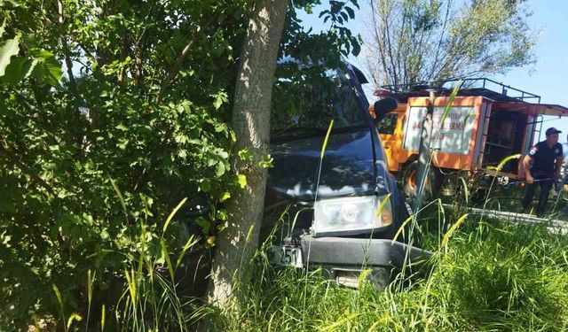Kavak ağacına çarpan Tofaş araçtaki baba ile kızı ağır yaralandı