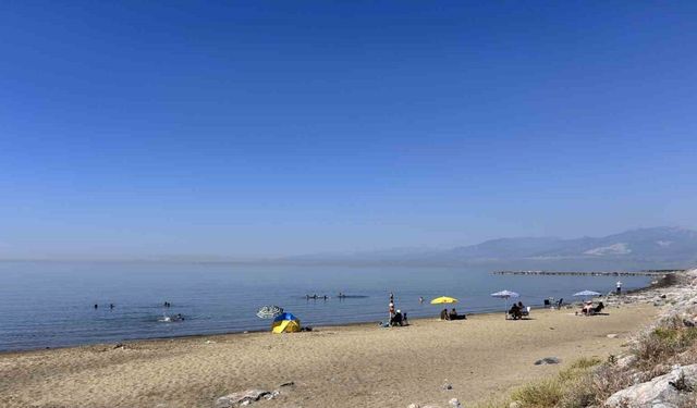 Kavurucu sıcaktan bunalan vatandaşlar kendilerini Akdeniz’in serin sularına bıraktılar