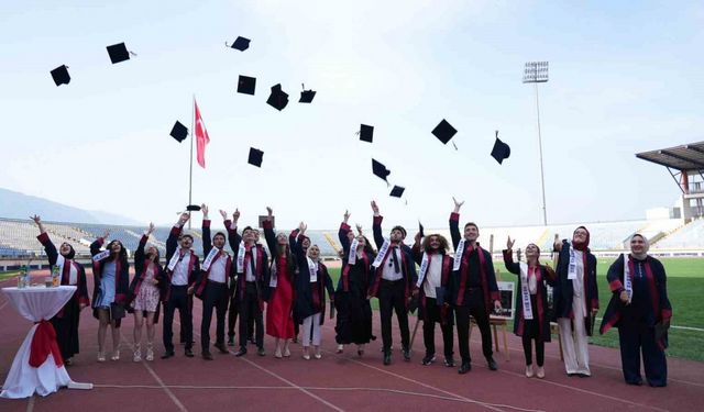 KBÜ’de öğrenciler mezuniyet coşkusu yaşıyor