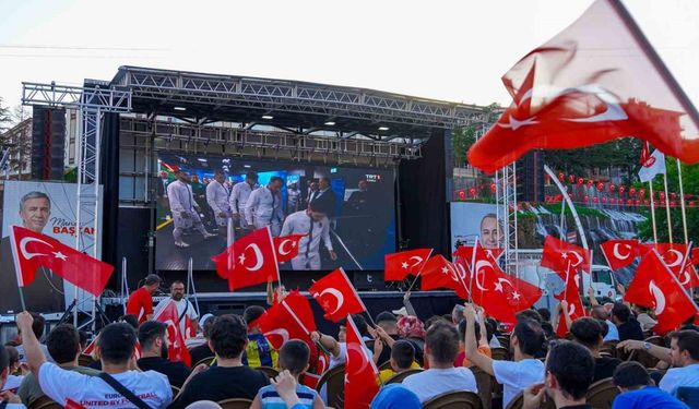 Keçiören’de vatandaşlar Türkiye A Milli Futbol Takımının maçını dev ekranda izledi