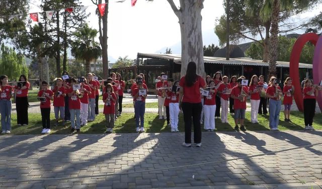 Kemer Belediyesi Gençlik Orkestrası’ndan mini konser