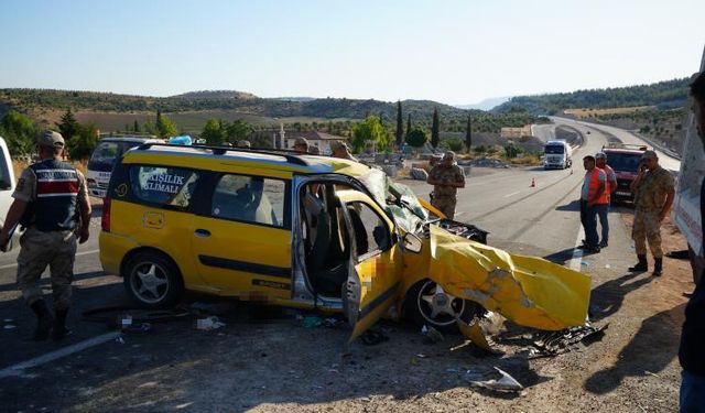Kilis’te hafriyat kamyonu ticari taksi ile çarpıştı: 2 ölü, 8 ağır yaralı