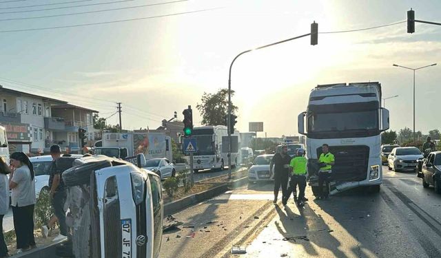 Kırmızı ışıkta duramayan kamyon, çarptığı otomobile takla attırdı: 2 yaralı