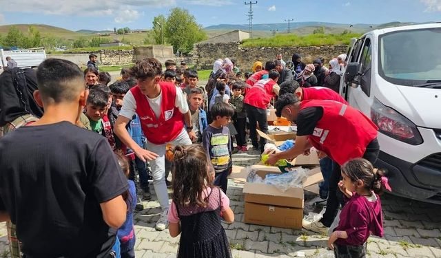 Kızılay Ağrı’da Kurban Bayramı’nda yüzlerce aileye yardım eli uzattı