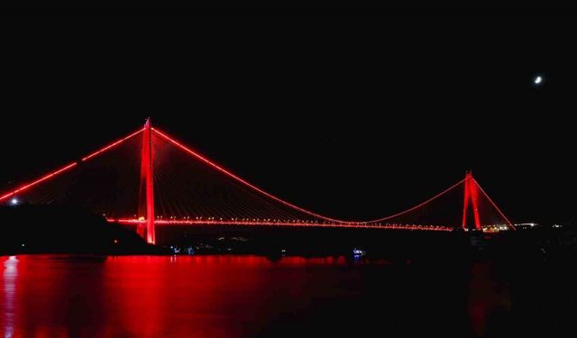 Kızılay kırmızısı Türkiye’nin sembol yapılarına yansıdı
