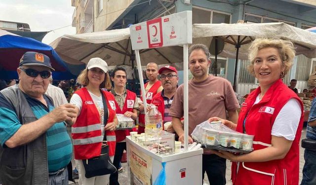 KIzılay’dan pazarcı esnafına limonata ayran ikramı