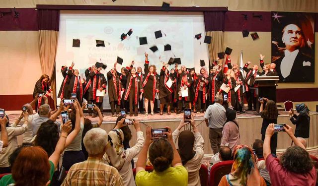 KMÜ’de 60 yaş üstü öğrencilerin mezuniyet coşkusu