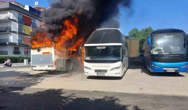 Kocaeli’de iki yangın: 3 otobüs ile geri dönüşüm tesisi yandı
