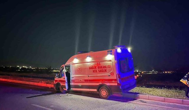 Kontrolden çıkan ambulans refüje çıktı: 4 yaralı