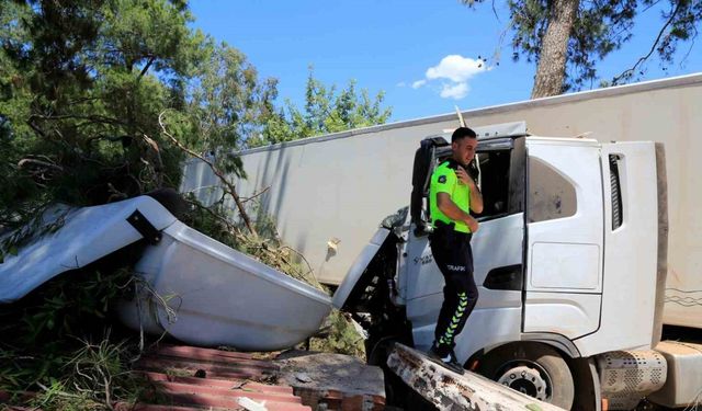 Kontrolden çıkan tır, çam ağacına ve depoya çarparak durabildi: 1 yaralı