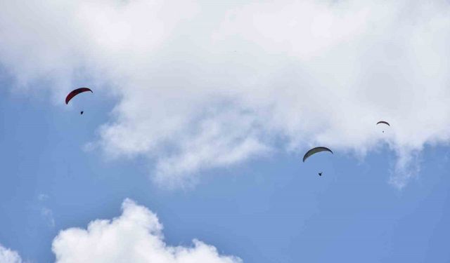 Konya’da İç Anadolu Bölgesi Türkiye Yamaç Paraşütü Hedef Şampiyonası yapıldı