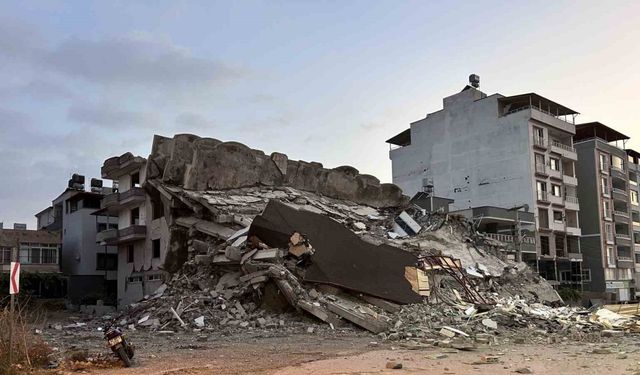 Korna sesiyle yıkılan 7 katlı bina, vatandaşlara deprem etkisi yaşattı