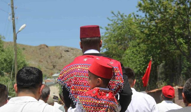 Köy düğününde asırlık geleneklerini yaşattılar