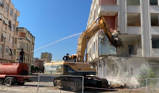 Kozan’da ağır hasarlı binaların yıkımına 18 ay sonra başlandı