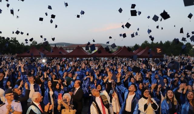 Kütahya Dumlupınar Üniversitesi’nde mezuniyet heyecanı