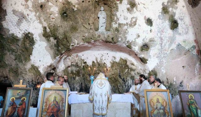 Mağara içindeki St. Pierre Kilisesi’nde bayram ayini