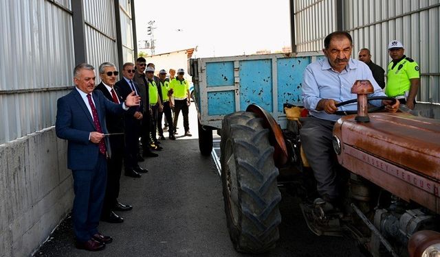 Malatya’da, traktör sürücülerine reflektör dağıtıldı