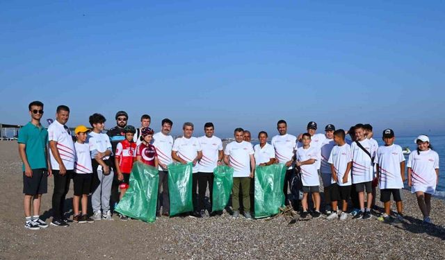 Manavgat’ta doğa tutkunları sahili temizledi