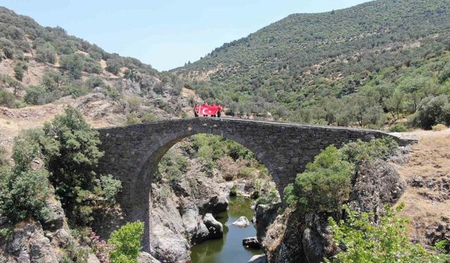 Manisa Jandarmasından tarihi köprüde 185. yıl kutlaması