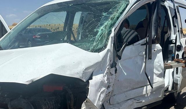 Mardin’de hafif ticari araçlar çarpıştı: 3 yaralı