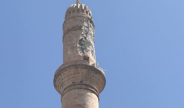 Mardin’de minareye yıldırım düştü