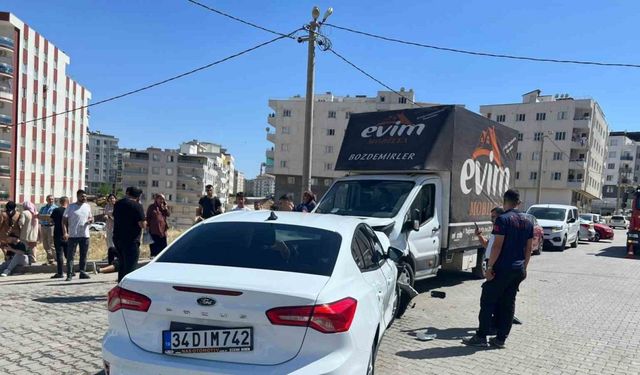 Mardin’de otomobil ile kamyonet çarpıştı: 3 yaralı